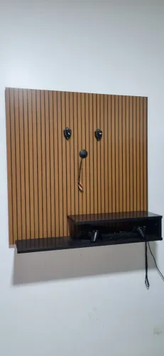 Painel ripado para TV em MDF com nicho Até 32 Polegadas preto