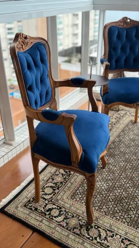 Par de Poltronas Clássicas Luis XV em Madeira Maciça e Veludo Azul