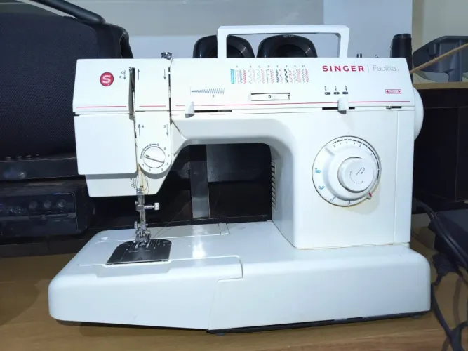 Maquina de costura singer Facilita