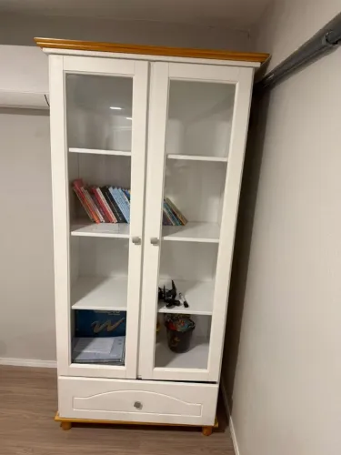 Cristaleira branca com portas de vidro e gaveta