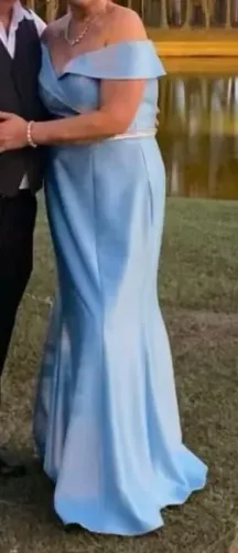 VESTIDO DE FESTA, tamanho altura 1,55 cm, busto frente 45 cm, cintura total 88 cm.