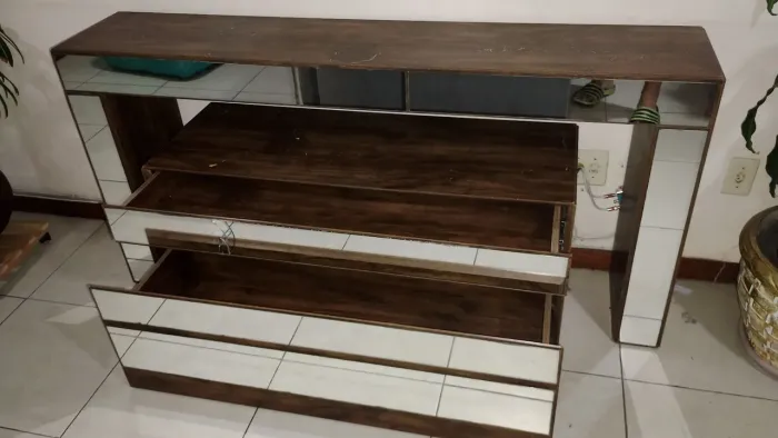Vende-se lindo aparador com gavetas