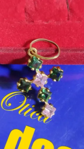 Pingente Cruz Com Pedra Ouro18 Kilates 22 mm x 4 mm Peso 2.60 Gramas Pedras Zrcônias