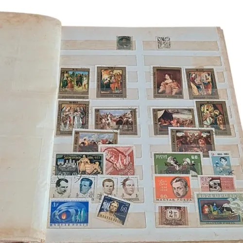 Classificador ou album de selos, comumente utilizado para organizar e preservar coleções f