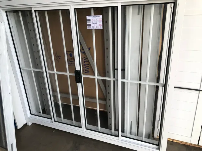 JANELA VITRO 4 FOLHAS 1.00 X 1.20 COM GRADE ALUMÍNIO BRANCO