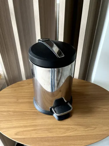 Lixeira de banheiro com pedal Aço Inox 2L Balde Interno Removível Base Antiderrapante