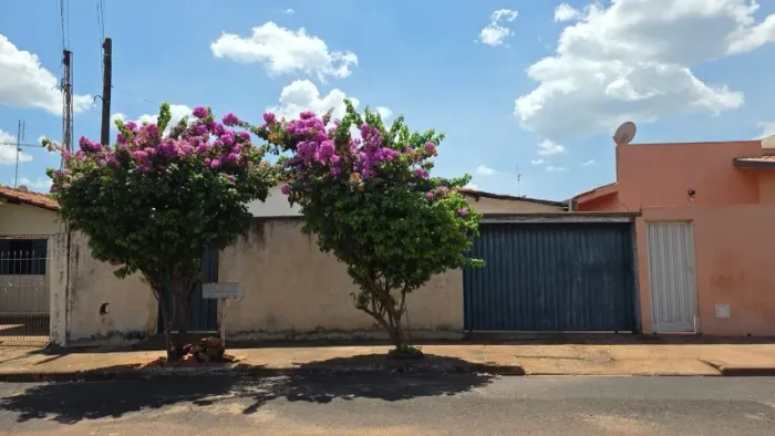 Casa Av. 41 entre R.44/46, Barretos-SP - Rua tranquila, mercado e farmácia perto