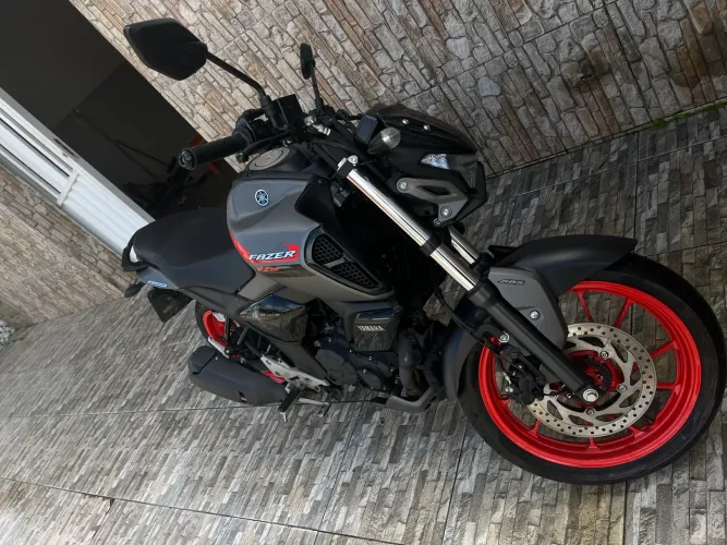 Moto extra bem cuidada único dono