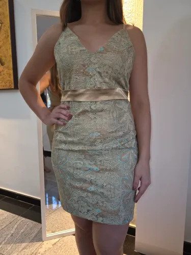 Vestido de festa com detalhes em renda bordada e cetim dourado tamanho M