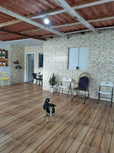 Belíssima casa em condomínio fechado com três quartos