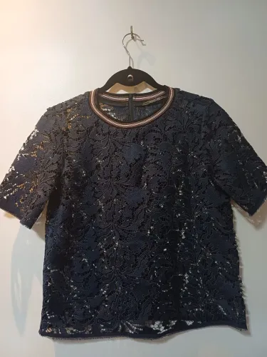 Blusa de renda Shoulder semi-nova azul marinho, com ziper traseiro e detalhe na gola.