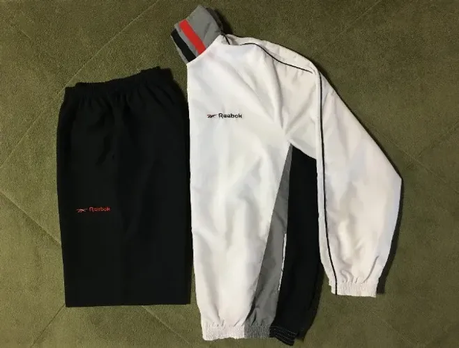 Abrigo (Jaqueta e Calça) Agasalho Reebok Paralelo Tam G - Preto, Branco, Cinza e Vermelho