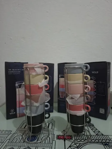 O café ficou ainda mais gostoso ? Conjunto 6 Xícaras Empilháveis Cerâmica Coloridas WOLFF
