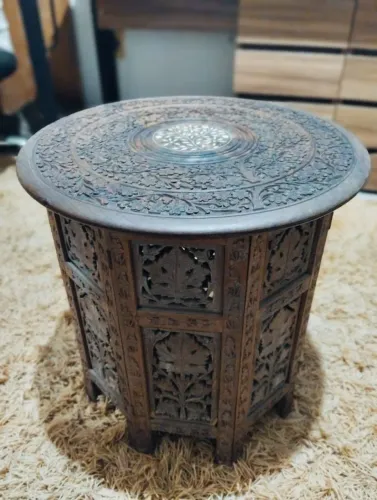 Lindíssima mesa de apoio Indiana em madeira nobre toda trabalhada com rico entalhe floral