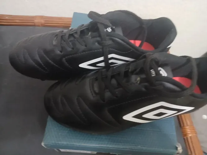 Vendo chuteira umbro original nova n36