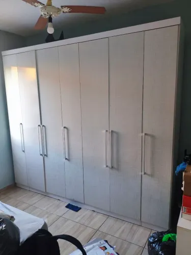 Guarda roupa 7 portas em excelente estado de conservação 