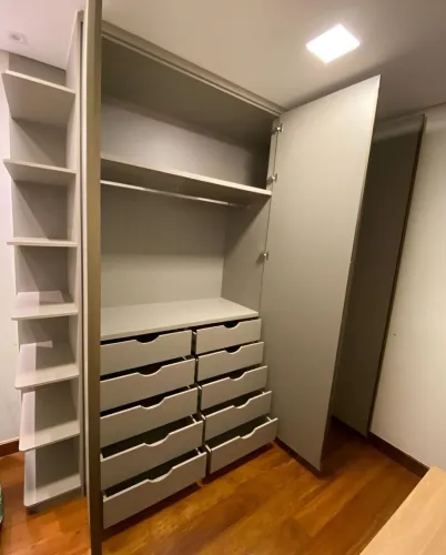 Guarda Roupas Com Portas Articuladas