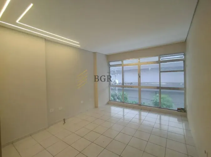 Sala comercial reformada para locação no coração do Gonzaga - Santos