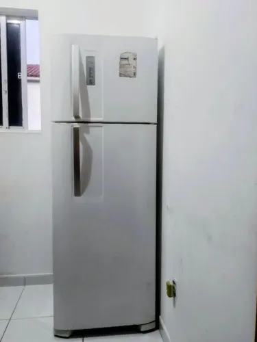 Geladeira Frost Free duas portas R$1000 dividi-se no cartão ?.
