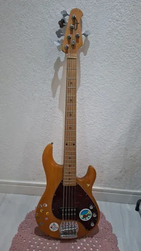 Baixo 5 cordas Modelo MUSIC MAN 5 cordas