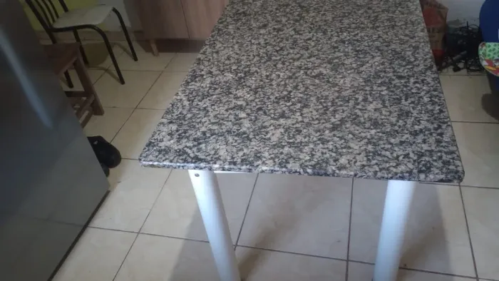 Mesa sem cadeira
