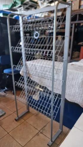  Expositor aramado para revistas ou calçados estrutura em metal cinza bandejas inclinadas 