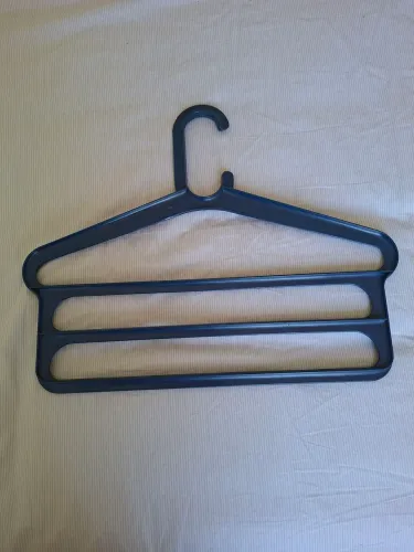 Cabide azul para calças ou saias