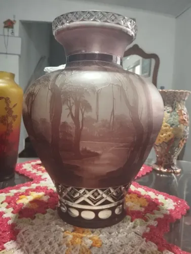 Vaso de Vidro Camafeu Paisagem Lapidado Bordô Estilo Boêmia