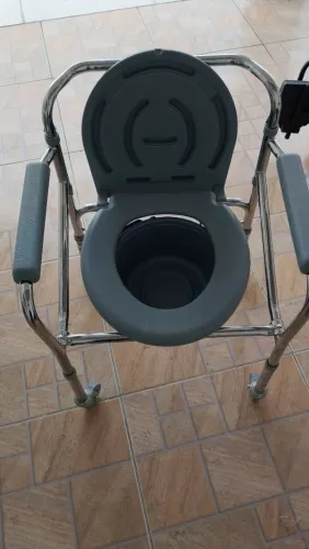 Cadeira para banho 4 rodas com assento.