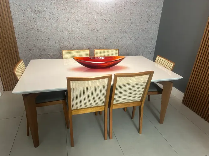 Mesa laca e vidro 1,80x1,00 + 6 cadeiras linho cinza/palhinha sintética