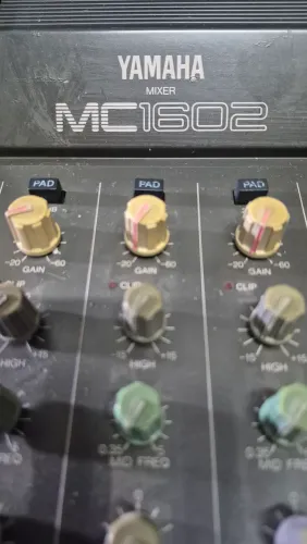 Mesa de Som Analógica Yamaha Mc série 16