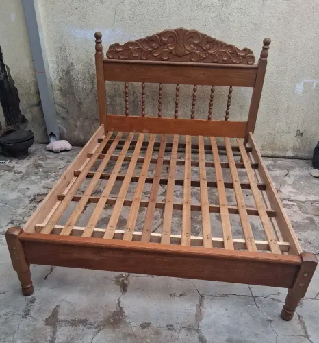 Cama de casal madeira maciça