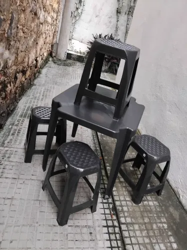 Cadeira Plástica JOGO BANQUETAS 04 Unid + 01 Mesa COMBO Oferta Sublime VA33