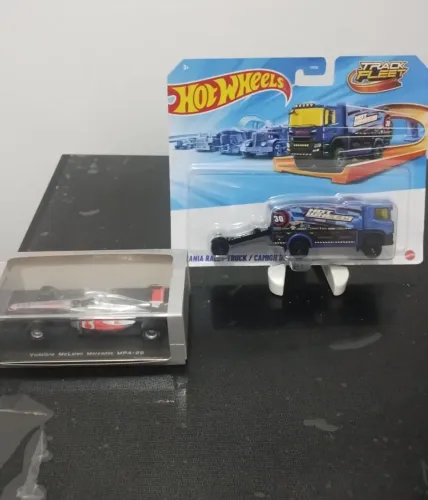 Formula 1 Vodafone e hot wheels trucks
