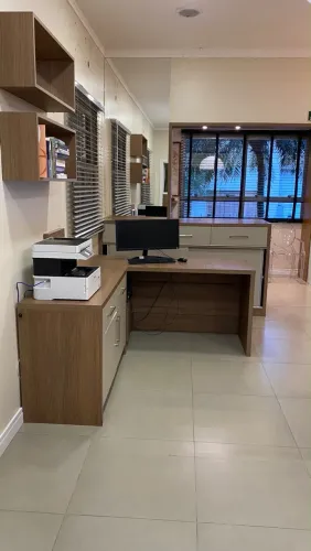Vendo ambientes planejadas de escritório, mesa, painel, ninhos, luminárias, cortinas