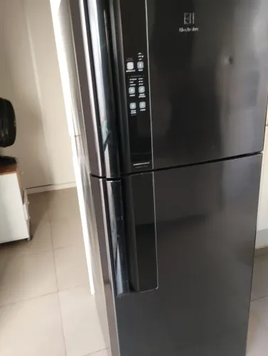 VENDO UMA GELADEIRA ELETROLUX PRETA 430 LTS