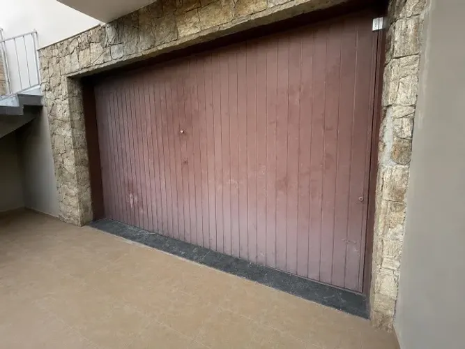 Portão em madeira nobre 3,80 x 2,20m