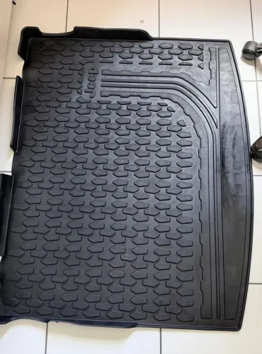 Tapete bandeja porta malas Jeep Compass