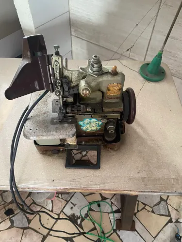 Máquina overlock chinesinha semi industrial 
