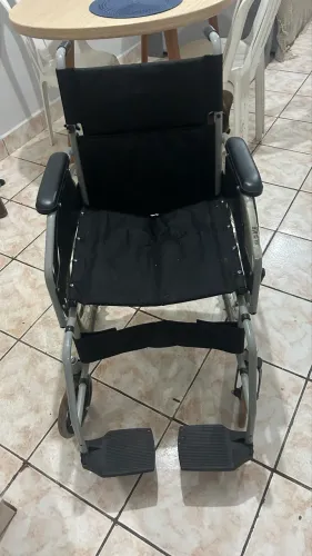 Vende-se uma cadeira de roda
