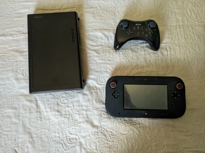 Nintendo Wii U 32GB ( + SD 32GB) - Desbloqueio Aroma + Pro Controller + 2 Jogos