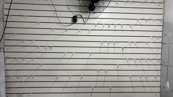 Painel canelado com ganchos