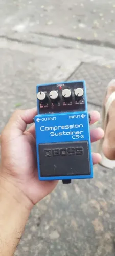 pedal de efeito Boss CS-3 Compression Sustainer azul para guitarra elétrica.