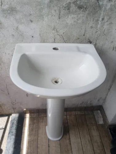 Pia branca pra banheiro, em bom estado!