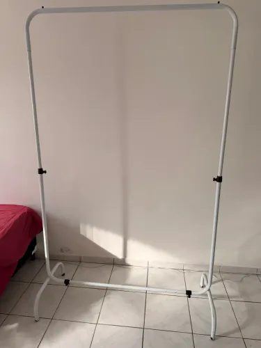 Arara de roupas grande branca