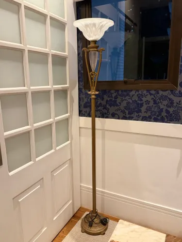 Luminária de piso clássica em metal e vidro