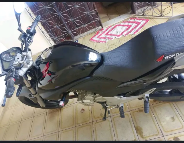 Vendo CB300 muito bem conservada