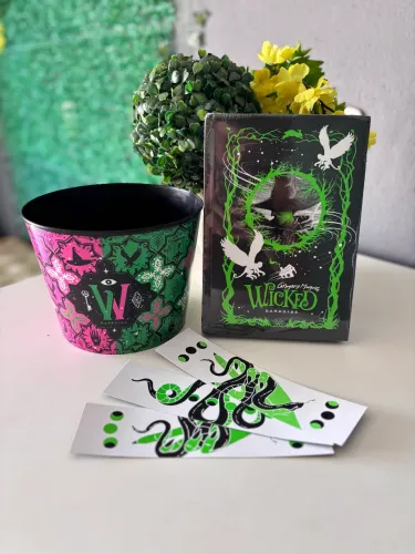 Kit Wicked Livro+ Balde de pipoca (Darkside).