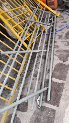 Vendo escada de ferro 4.50 metros atura 110 largura com corrimão *