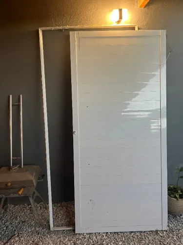 Porta alumínio(210x100), pivotante com marco e puxador
